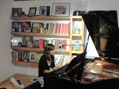 Johnの家でピアノを弾くみずき