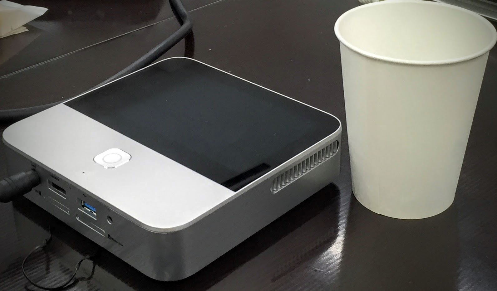 SoftBankモバイルシアターと紙コップで大きさ比較